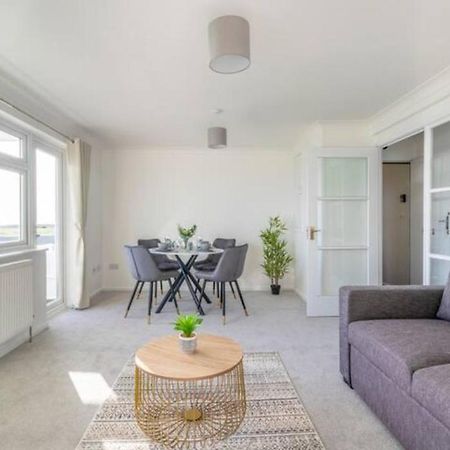 Large Sea View 2 Bedroom Sleeps 6 - Free Parking Борнмут Экстерьер фото
