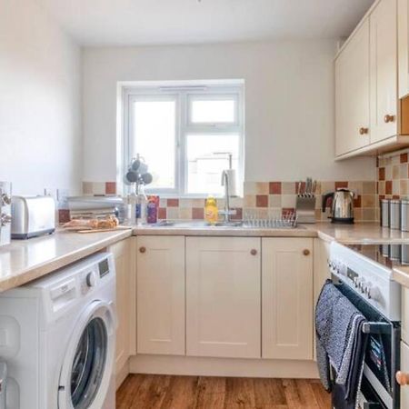 Large Sea View 2 Bedroom Sleeps 6 - Free Parking Борнмут Экстерьер фото