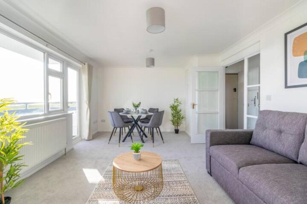 Large Sea View 2 Bedroom Sleeps 6 - Free Parking Борнмут Экстерьер фото