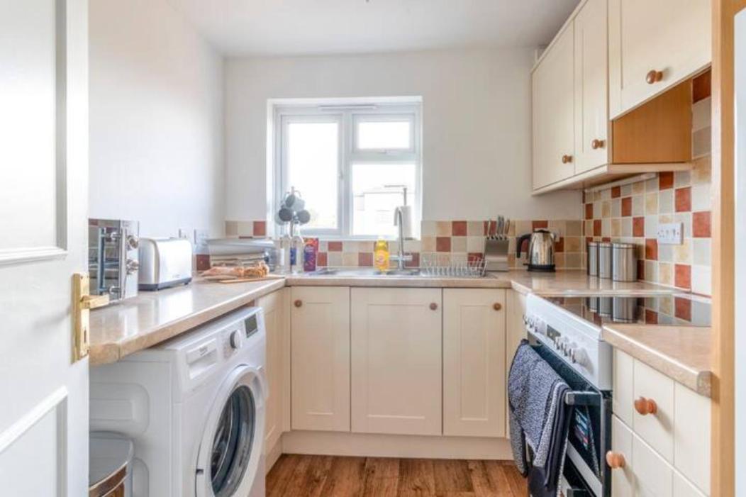 Large Sea View 2 Bedroom Sleeps 6 - Free Parking Борнмут Экстерьер фото