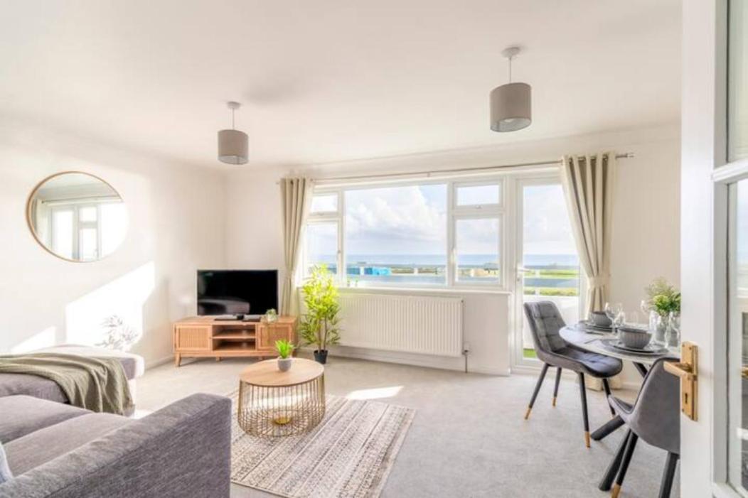 Large Sea View 2 Bedroom Sleeps 6 - Free Parking Борнмут Экстерьер фото