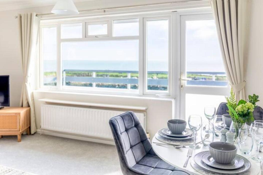 Large Sea View 2 Bedroom Sleeps 6 - Free Parking Борнмут Экстерьер фото