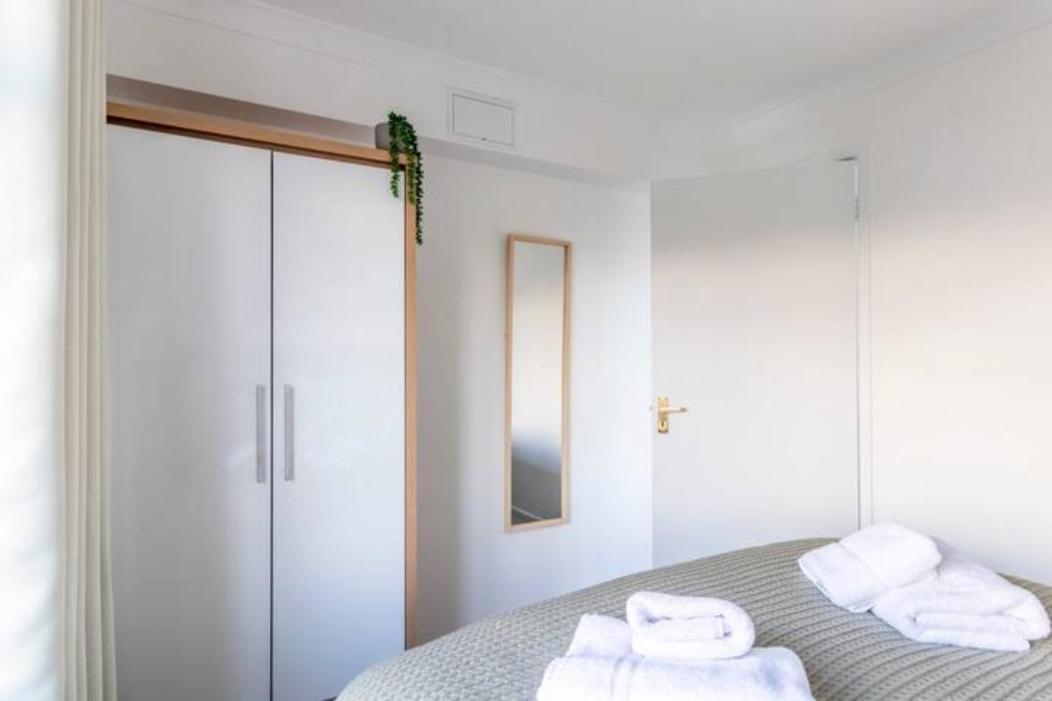 Large Sea View 2 Bedroom Sleeps 6 - Free Parking Борнмут Экстерьер фото
